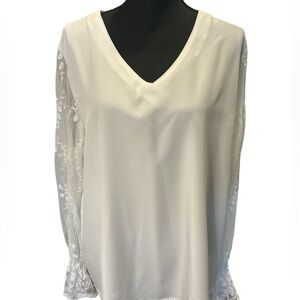 Lot of (2) White blouses, size 2XL and 3XL, preowned‎ in excellent condition.